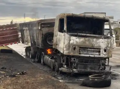 Incêndio em caminhão se espalha pela Dutra no trecho de São José