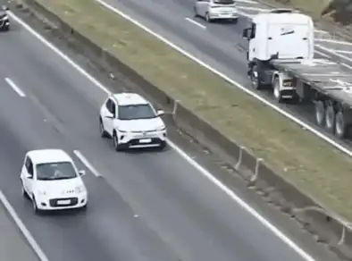Pneu se solta de caminhão e atinge romeiro na Dutra em São José