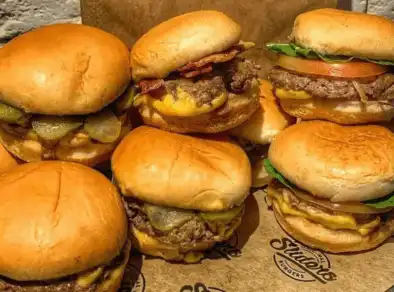 Pinda promove campeonato de quem come mais hambúrguer