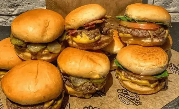 Pinda promove campeonato de quem come mais hambúrguer