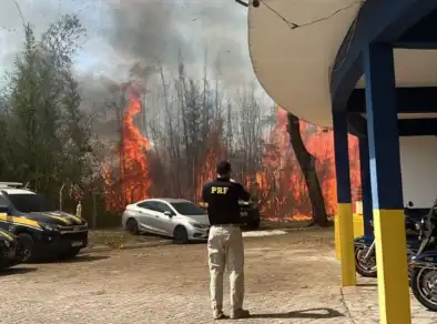 Incêndio destrói viaturas da PRF em Roseira