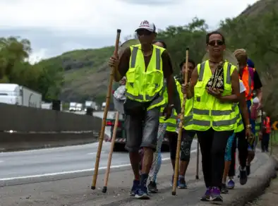 Romeiros lotam a Dutra a caminho do Santuário de Aparecida no feriado de 12 de outubro