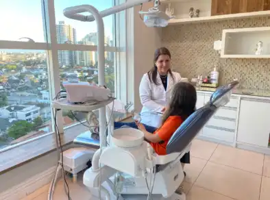 Dentista brasileira cria técnica que salva dentes antes considerados perdidos