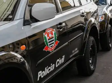 Polícia prende homem e interdita fábrica clandestina de cachaça em São José