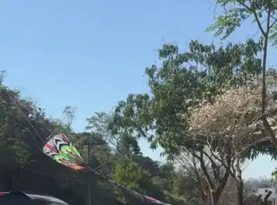 Balão atinge fiação elétrica e parte cai em casa no Urbanova em SJC