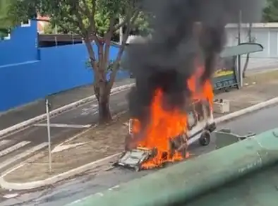 Carro sofre pane elétrica, pega fogo e causa trânsito em avenida de São José 