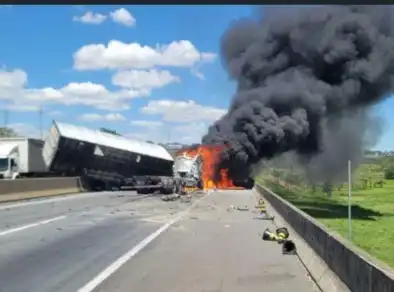 Acidente na Dutra em Pindamonhangaba causa incêndio e interdição total da rodovia
