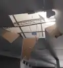 Piloto de paraglider cai sobre telhado de comércio em Caraguatatuba