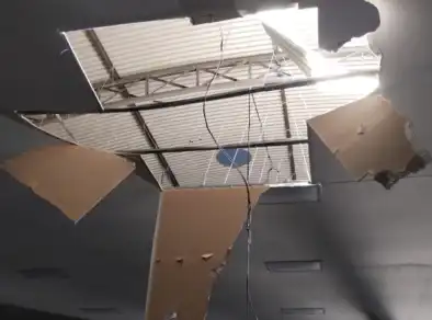 Piloto de paraglider cai sobre telhado de comércio em Caraguatatuba