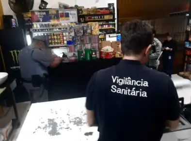 Vigilância Sanitária descarta mais de 100 litros de bebidas sem procedência em Caraguatatuba