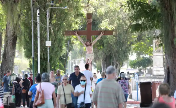 Cemitérios de São José dos Campos recebem preparos e programação especial para o Dia de Finados