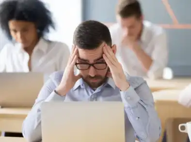 Dia Mundial da Saúde Mental: especialista alerta para impacto da hiperconectividade no bem-estar corporativo