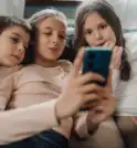 Denúncia aponta que TikTok recomenda conteúdo sexual e pornografia para criança