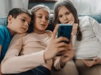 Denúncia aponta que TikTok recomenda conteúdo sexual e pornografia para criança