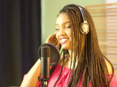 Cantora de Taubaté faz história no The Voice Brasil com virada de todos os técnicos