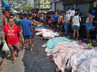 Moradores retiram cerca de 60 corpos após megaoperação no Rio de Janeiro
