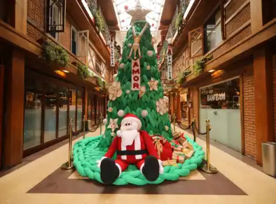 Boulevard Genève inaugura decoração de Natal feita inteiramente em crochê em Campos do Jordão