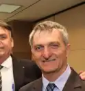 Irmão de Bolsonaro visita ex-presidente e alinha candidatura para 2026