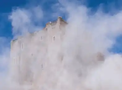 Torre próxima ao Coliseu de Roma desaba e deixa feridos