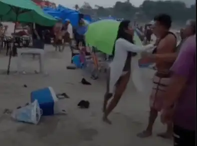 Briga entre ambulantes e turistas causa tumulto na Praia Grande em Ubatuba