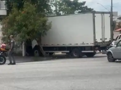 Caminhão se envolve em acidente e motorista fica preso na cabine na zona sul 