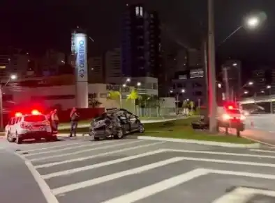Carro capota no Anel Viário em São José dos Campos 