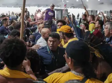 Manifestantes indígenas invadem área restrita da COP30 em Belém 