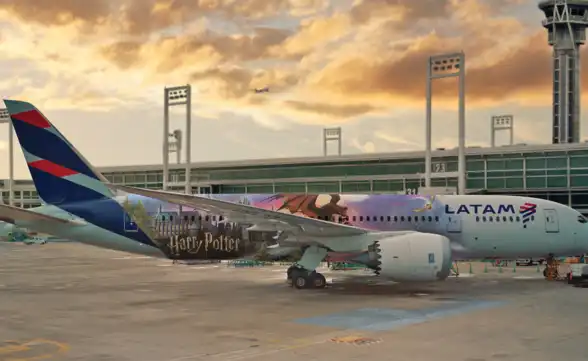 LATAM e Warner Bros. Discovery lançam avião temático do Harry Potter