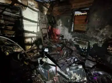 Idoso acamado é resgatado às pressas após incêndio atingir casa em São José