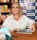 Carla Puccini celebrou o lançamento de seu primeiro livro “Lora, da…