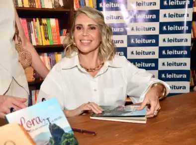 Carla Puccini celebrou o lançamento de seu primeiro livro “Lora, da Itália ao Coração do Brasil”, publicado pela Mentor Autor
