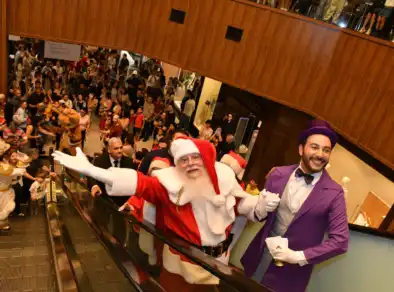 Papai Noel chegou ao Colinas Shopping com trupe natalina, música e passeio de trem gratuito e faz alegria da criançada