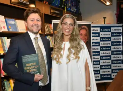 Renata Porto brilha em sessão de autógrafos em São José dos Campos e celebra best seller da Revista Veja