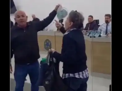 Moradora tenta entregar saco de fezes à prefeita de Ubatuba durante sessão da Câmara 