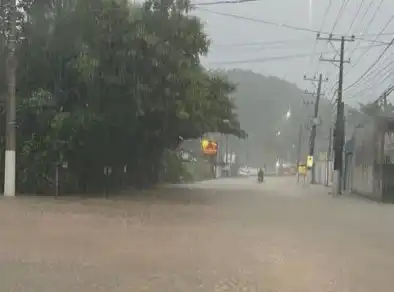 Alertas de ventos intensos, alagamentos e deslizamentos de terra são emitidos para o litoral e Vale