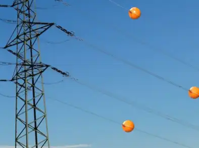 O que é a “bola de basquete” nos fios de energia e para que serve?