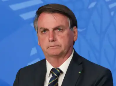 Bolsonaro tentou violar tornozeleira eletrônica e fugir, diz Moraes