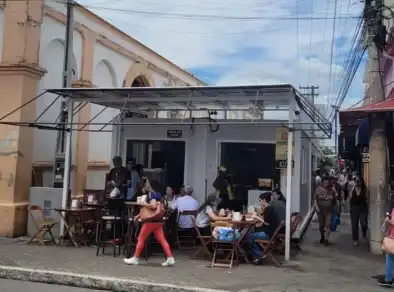Comerciantes do Mercadão de São José são transferidos para contêineres