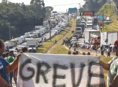 Greve dos caminhoneiros ganha força na internet, mas diverge entre lideranças 