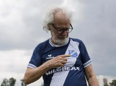 EC Taubaté homenageia Renato Teixeira com novo uniforme e placa no Joaquinzão 