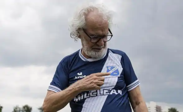 EC Taubaté homenageia Renato Teixeira com novo uniforme e placa no Joaquinzão 