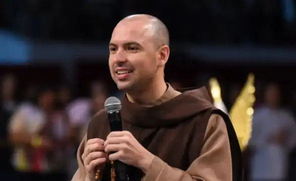 Futebol, fé e solidariedade se unem em evento beneficente com presença de Romário e show do Frei Gilson 