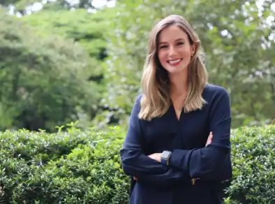 Brasileira se torna a 1ª bilionária mais jovem do mundo a construir a própria fortuna