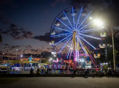 Prefeitura de Caraguatatuba lança programação de fim de ano com fogos silenciosos e shows gratuitos