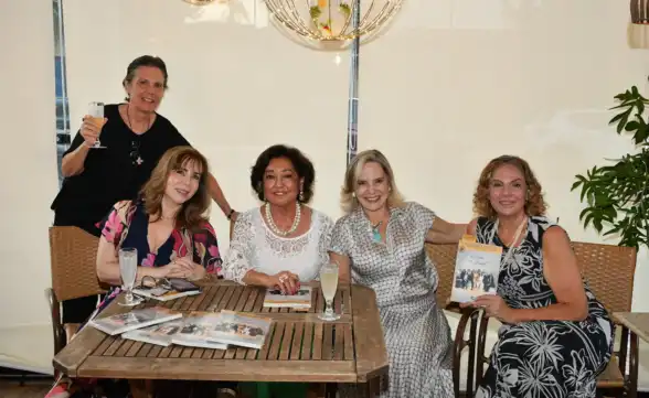 Amigas realizam tarde de lançamento e autógrafo do livro Estrelas Brasil