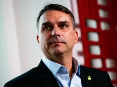 Flávio Bolsonaro diz que pode desistir da pré-campanha, mas que recuo teria “preço” 