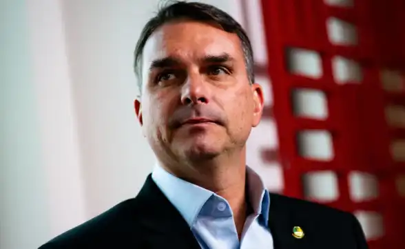 Flávio Bolsonaro diz que pode desistir da pré-campanha, mas que recuo teria “preço” 