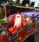 Última noite da Caravana Iluminada traz chegada do Papai Noel à…