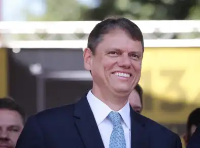 Governador Tarcísio comenta sobre pré-candidatura de Flávio Bolsonaro à presidência