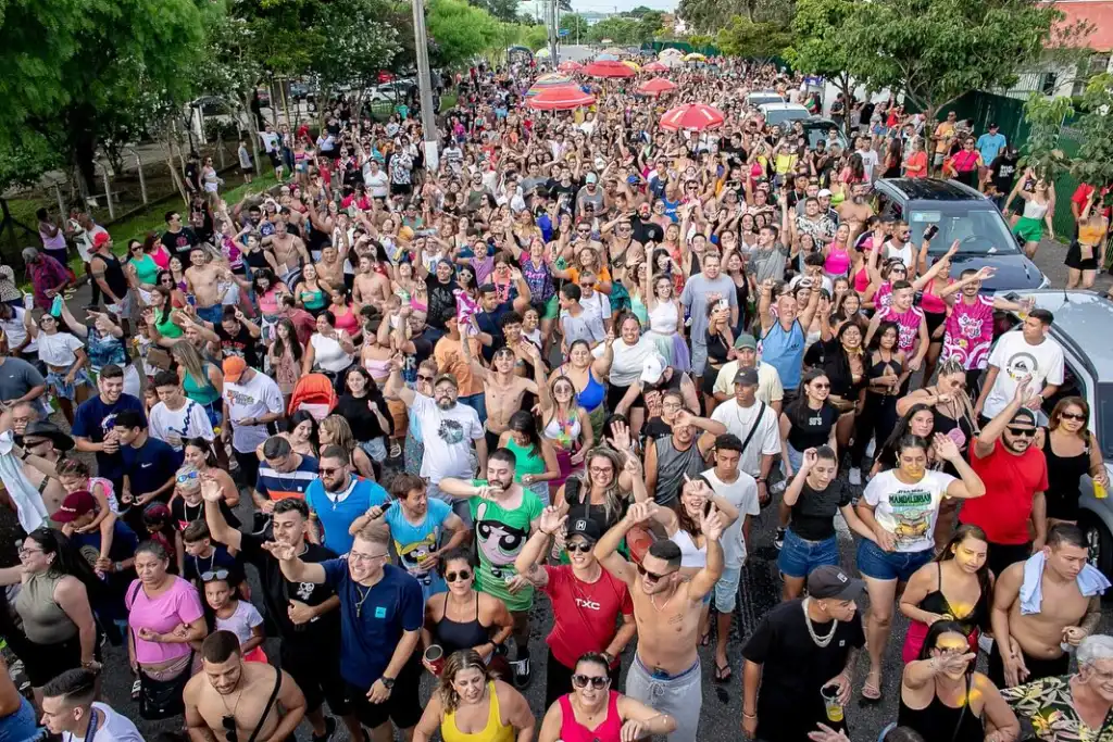 multidão no carnaval de jacareí